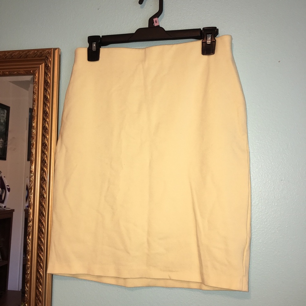 Stretchy yellow pencil skirt